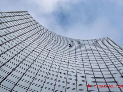  Kein anderer Mensch ist schon an so vielen Gebäuden hochgeklettert wie Alain Robert. Am Wochenende hat er es wieder getan. Foto: Boris Roessler 