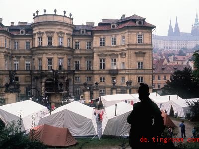  Im Garten der Botschaft standen vor 30 Jahren Zelte: Dort schliefen die vielen Menschen. Foto: Reinhard Kemmether 