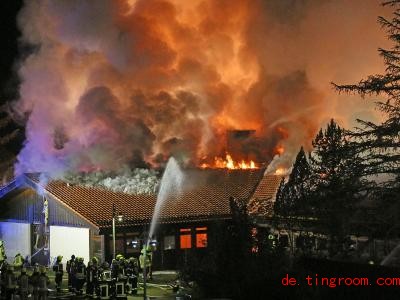  Dieses SchulgebÃ¤ude brannte bei einem Feuer nieder. Foto: Markus Leitner/BRK/dpa 