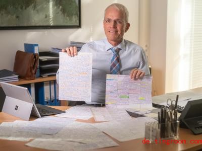  Dieser Professor sammelt schon viele Jahre die Spickzettel seiner Studenten. Foto: Ro<em></em>nald Bonss/dpa-Zentralbild/dpa 