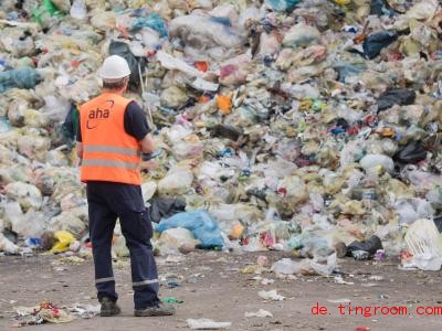  Da Plastik lange hält, wachsen die Plastikhaufen auf Mülldeponien. Foto: Julian Stratenschulte/dpa 