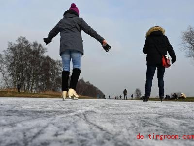  Forscher haben untersucht, warum man auf Eis so gut gleitet. Foto: Carmen Jaspersen/dpa 