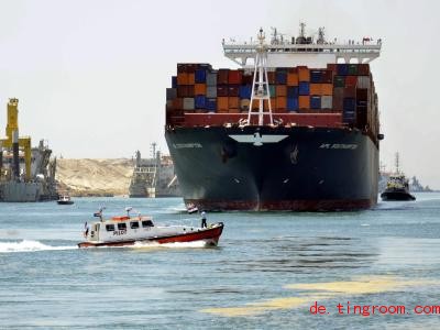  Ein Schiff transportiert Co<em></em>ntainer durch den Suezkanal. Für den Transport von Waren ist der Kanal eine wichtige Abkürzung. Foto: Ahmed Shaker/epa/dpa 