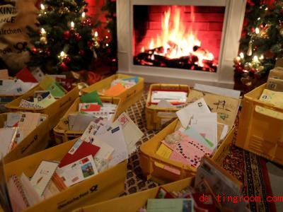  Viele Tausend Briefe liegen schon beim Christkind und beim Weihnachtsmann. Darin stecken Wunschzettel. Foto: Oliver Berg/dpa 