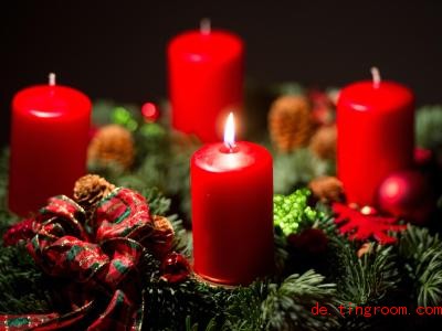  In der Adventszeit zünden viele Leute jeden So<em></em>nntag eine neue Kerze an. Foto: Mo<em></em>nika Skolimowska/dpa 