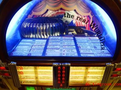  Eine Jukebox mit der Aufschrift «The real Wurlitzer» steht im Deutschen Harmonikamuseum. Musikboxen haben in Cafés und Kneipen früher viele Musikwünsche erfüllt. Foto: Patrick Seeger/dpa 
