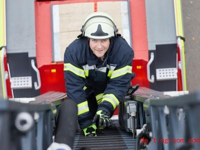  Thomas Marter wollte nicht zur Feuerwehr, muss nun aber mitmachen. Foto: Georg Wendt/dpa 