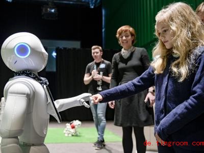  In der Stadt Hamburg kann man gerade Roboter treffen. Foto: Axel Heimken/dpa 