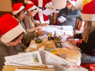  Neben Wunschbriefen fanden die Helfer des Weihnachtsmanns auch Pralinen im Briefkasten. Foto: Michael Reichel/dpa-Zentralbild/dpa 