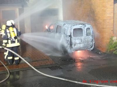  Tausende Liter Wasser sind nötig, um ein Feuer in einem Elektroauto zu löschen. Foto: -/Polizei Düren/dpa 