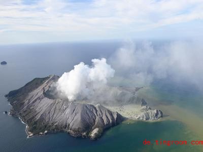  Eine große Aschewolke steigt aus einem Vulkan in Neuseeland auf. Foto: George Novak/New Zealand Herald/AP/dpa 