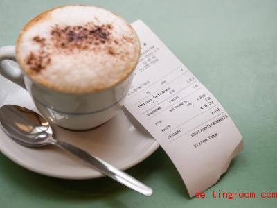  Wer im Laden einkauft oder einen Kaffee trinkt, bekommt das Wechselgeld und einen Kassenzettel. Foto: Lucas Bäuml/dpa 