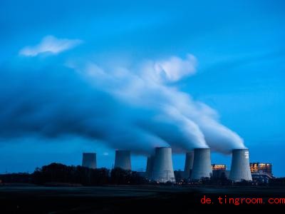  Um die Ziele im Klimaschutz zu erreichen, müssten die Menschen zum Beispiel weniger Strom aus Kohle und Öl erzeugen. Foto: Christophe Gateau/dpa 