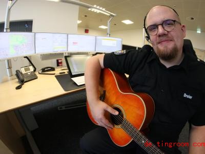  Jan Dreier ist Rettungsassistent. Bei ihm rufen also Menschen in Not an. Foto: Frank Loger/dpa 