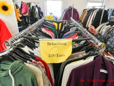  Manche Leuten glauben, wer billige Kleidung trägt, kann nicht so viel. Das haben Forscher herausgefunden. Foto: Jens Kalaene/zb/dpa 