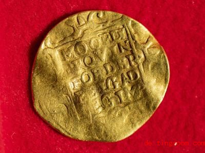  Beim Saubermachen im Kirchturm wurde ein Schatz aus Münzen entdeckt, darunter auch eine Goldmünze. Foto: Andreas Arnold/dpa 