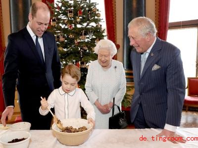  Prinz George rührt den schweren Teig für den Weihnachtspudding. Foto: Chris Jackson/Press Association Images/dpa 