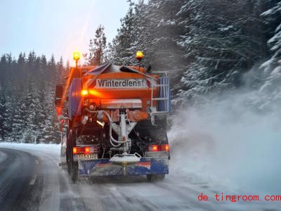  Wenn die Straßen vereist sind, rückt meist der Winterdienst an. Foto: David-Wolfgang Ebener/dpa 