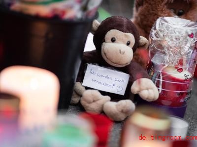  Viele Leute legten Blumen, Plüschtiere und Kerzen am Zoo nieder, um zu zeigen: Wir trauern. Foto: Marcel Kusch/dpa 