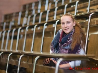  Mit 14 Jahren hat Mandy Hoffmann ihr Abitur gemacht. Jetzt studiert sie Mathe und Chemie. Foto: Julian Stratenschulte/dpa 