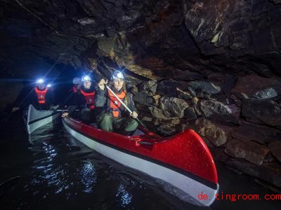  Für einen Abschnitt der Tour müssen die Teilnehmer ins Boot steigen und paddeln. Foto: Hendrik Schmidt/dpa-Zentralbild/dpa 