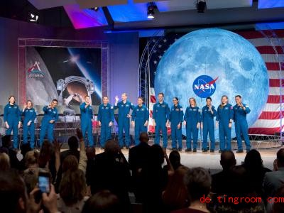  Diese Frauen und Männer feiern den Abschluss ihrer Ausbildung zu Astronauten. Foto: James Blair/NASA/dpa 