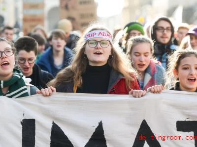  Klimaschützer haben am Freitag gegen Pläne der Firmen Adani und Siemens demonstriert. Foto: Tobias Hase/dpa 