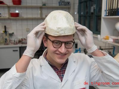  Forscher testen, ob man aus Pilzen neue Materialen herstellen kann - etwa für einen Fahrradhelm. Foto: Jörg Carstensen/dpa 