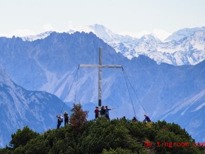  Gipfelkreuze stehen auf vielen Bergen in den Alpen. Foto: Matthias Balk/dpa 