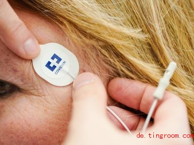  Eine Elektrode wird einer Frau auf die Schläfe geklebt. Dadurch können Forscher zum Beispiel herausfinden, wann sie träumt. Foto: Uwe Anspach/dpa 