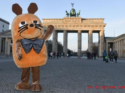  Die Maus steht vor dem Brandenburger Tor in Berlin. Foto: Jens Kalaene/dpa-Zentralbild/ZB 