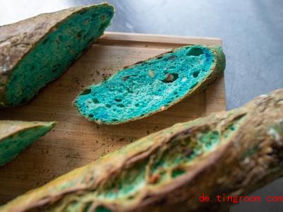  Forscher aus dem Bundesland Sachsen-Anhalt haben Brot mit Algen gefärbt. Foto: Klaus-Dietmar Gabbert/dpa-Zentralbild/dpa 