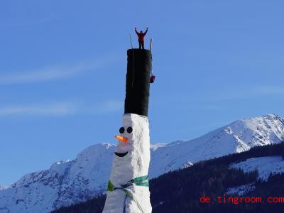  Im Vergleich zum Schneemann wirkt der Mensch ziemlich winzig. Foto: Erwin Petz/RIESNERALM BERGBAHNEN GMBH/APA/dpa 