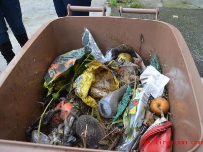  Plastik gehÃ¶rt nicht in die Biotonne. Foto: /AWM/dpa 