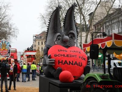  Dieser Wagen zeigt den weinenden KÃ¶lner Dom. Foto: Oliver Berg/dpa 