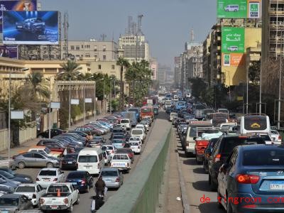  Wenn Autofahrer auf den vollen StraÃen in Kairo im Stau stehen, nutzen sie oft die Hup-Sprache. Foto: Sayed Hassan/dpa 