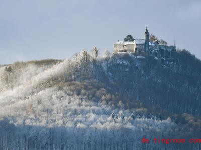  Die Burg Teck liegt auf einem Berg. Foto: Tom Weller/dpa 