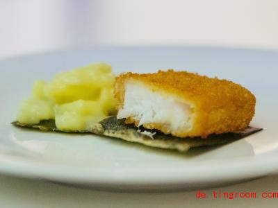  Aus winzigen Algen stellten Forscher eine essbare Box her. Hier liegt ein StÃ¼ck davon unter FischstÃ¤bchen und Kartoffelsalat. Foto: --/Nordsee/dpa 