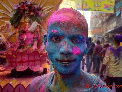  Beim Fest Holi schmieren sich die Menschen im Land Indien gegenseitig mit Farben ein. Foto: Debarchan Chatterjee/ZUMA Wire/dpa 