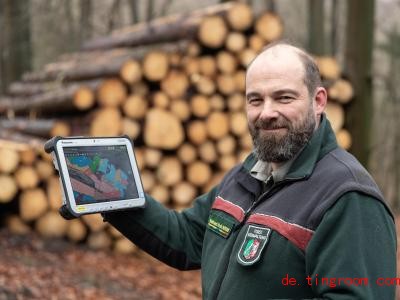  Das Tablet hilft dem FÃ¶rster Markus Uhr bei seiner Arbeit. Foto: Friso Gentsch/dpa 