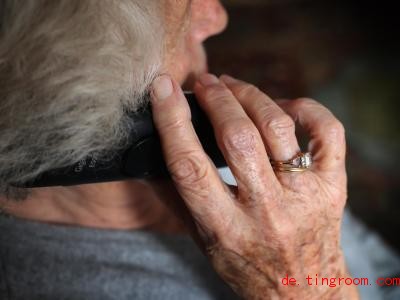  Manchmal rufen Betrüger bei älteren Menschen an, um ihnen Geld abzuluchsen. Foto: Karl-Josef Hildenbrand/dpa 