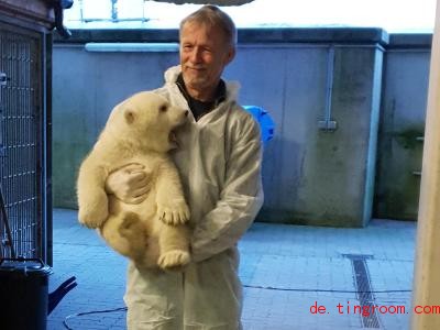  Tierpfleger Frank Schlepps kennt sich mit Tierkindern aus. Foto: --/Zoo am Meer Bremerhaven/dpa 