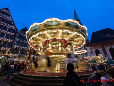  Das Karussell wurde vor 400 Jahren erfunden. Heute darf es auf keinem Jahrmarkt und auf keinem Weihnachtsmarkt mehr fehlen. Foto: Silas Stein/dpa 