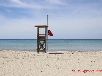  Fahnen am Strand haben oft eine Bedeutung. Rot heißt: baden verboten. Foto: Clara Margais/dpa 