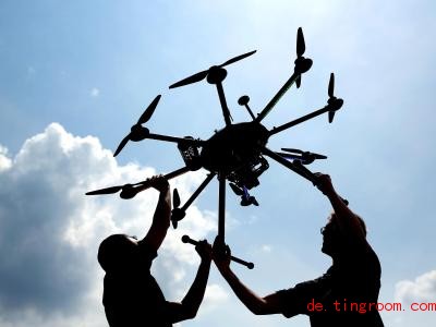  Neue Ideen mit Drohnen testen: Dafür entsteht gerade ein Forschungszentrum. Foto: Ro<em></em>nny Hartmann/dpa 