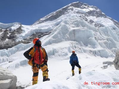  Khim Lal Gautam (l) ist auf den Mount Everest gestiegen, um eine lebensgefährliche Aufgabe zu erfüllen. Foto: Tshiring Jangbu Sherp/privat/dpa 