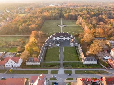  Zum Schloss Oranienbaum gehört auch ein prächtiger Garten. Foto: Jan Woitas/dpa-Zentralbild/dpa 