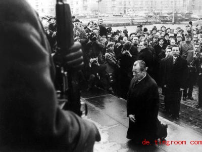  Willy Brandt besuchte als Bundeskanzler unser Nachbarland Polen. Sein Kniefall vor einem Denkmal für getötete Menschen wurde berühmt. Foto: ---/dpa 