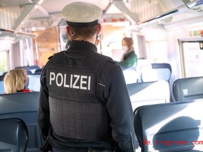  Ein Polizist läuft durch einen Zug. Foto: Sebastian Gollnow/dpa 