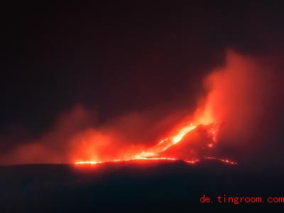  Der Vulkan Ätna ist wieder ausgebrochen. Foto: Davide Anastasi/LaPresse via ZUMA Press/dpa 